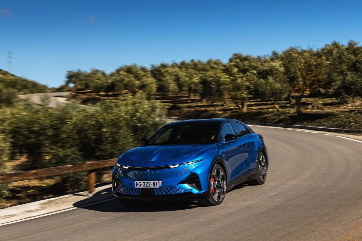 Alpine A390 : la France défie Tesla avec 3 moteurs électriques